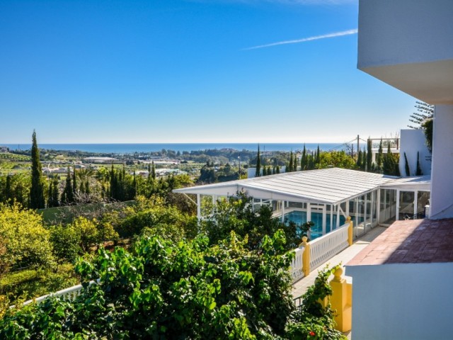 8 Bedrooms Villa in Estepona