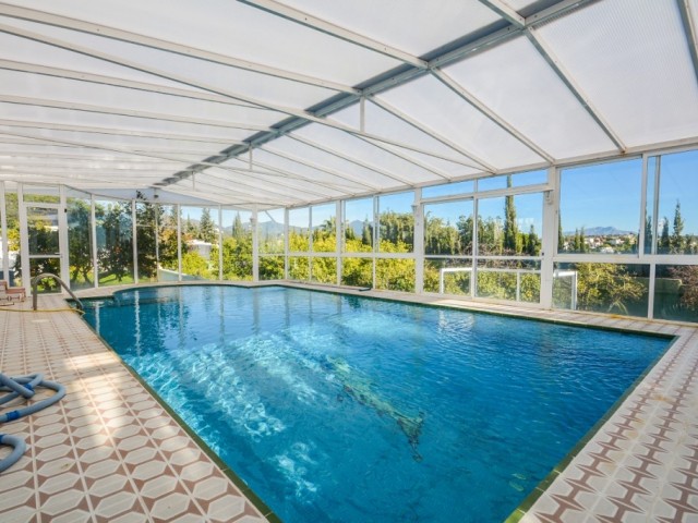 8 Bedrooms Villa in Estepona