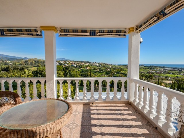 8 Bedrooms Villa in Estepona