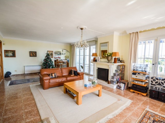 8 Bedrooms Villa in Estepona