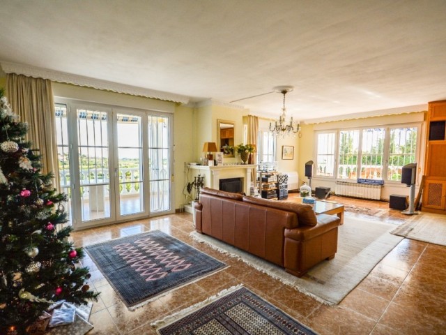 8 Bedrooms Villa in Estepona