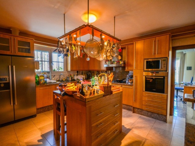 8 Bedrooms Villa in Estepona