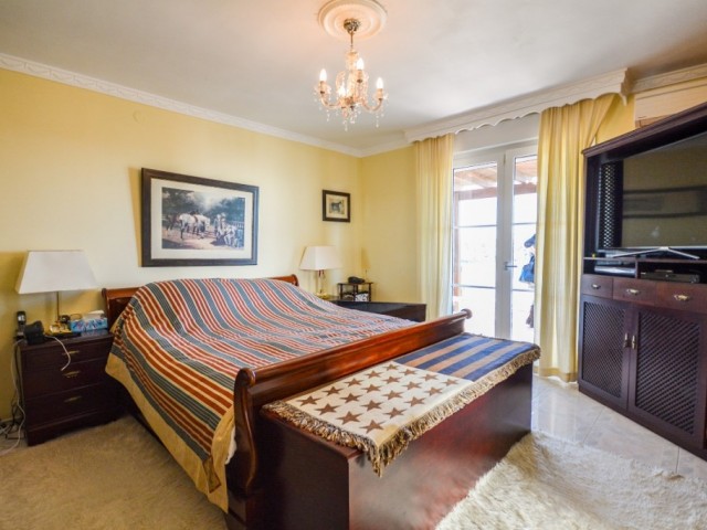 8 Bedrooms Villa in Estepona