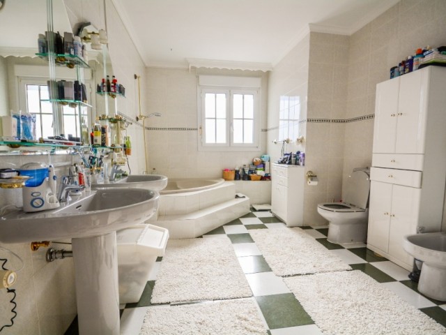 8 Bedrooms Villa in Estepona