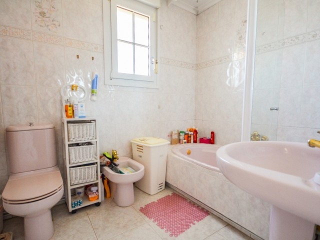 8 Bedrooms Villa in Estepona