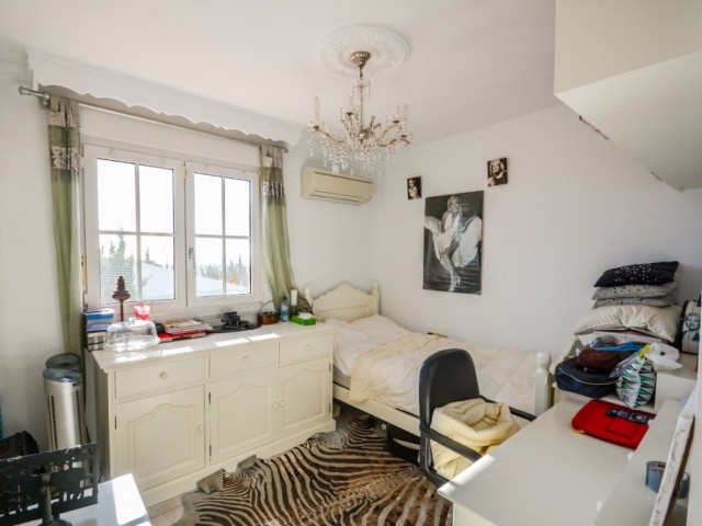 8 Bedrooms Villa in Estepona