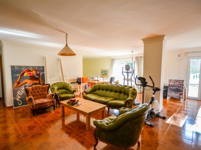 8 Bedrooms Villa in Estepona