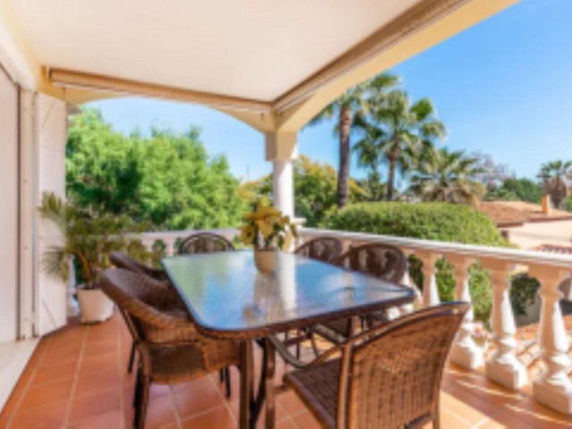 5 Bedrooms Villa in Nueva Andalucía