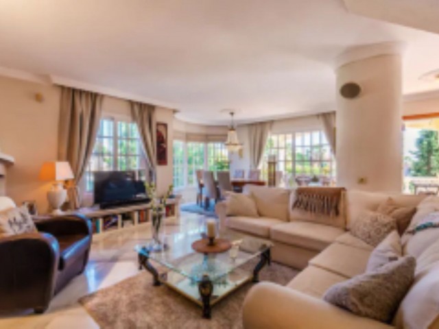 5 Bedrooms Villa in Nueva Andalucía