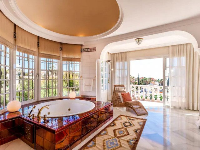 5 Bedrooms Villa in Nueva Andalucía