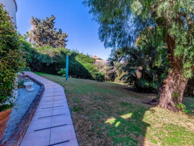 5 Bedrooms Villa in Nueva Andalucía