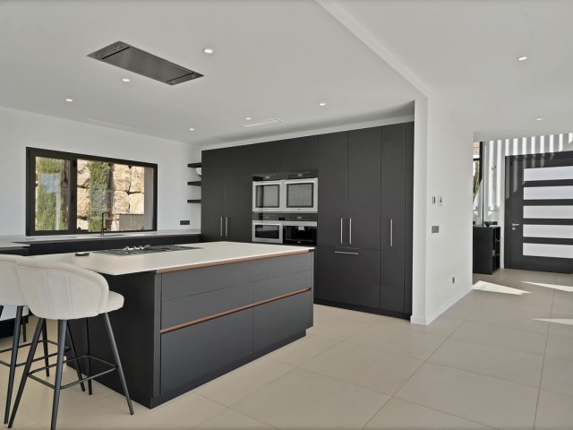 4 Bedrooms Villa in Benahavís