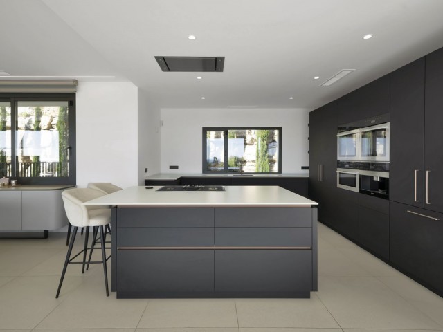 4 Bedrooms Villa in Benahavís