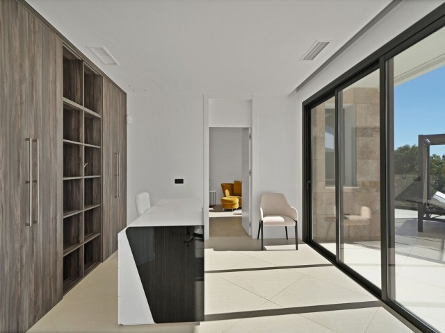 4 Bedrooms Villa in Benahavís