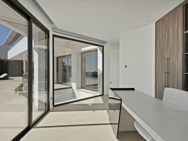 4 Bedrooms Villa in Benahavís