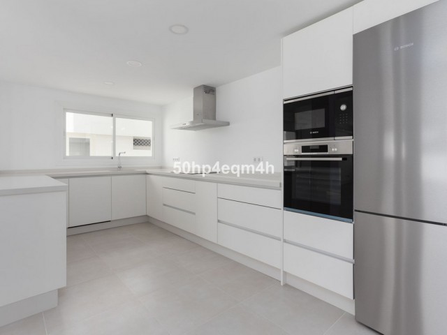 4 Bedrooms Apartment in Guadalmina Baja