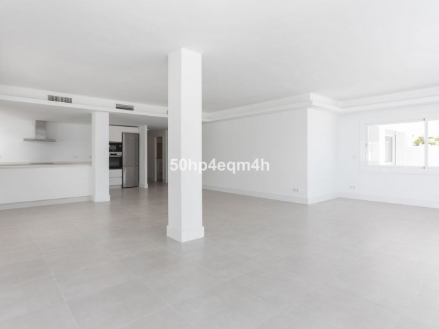 4 Bedrooms Apartment in Guadalmina Baja