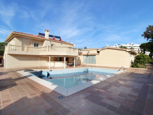 8 Schlafzimmer Villa in Guadalmina Baja