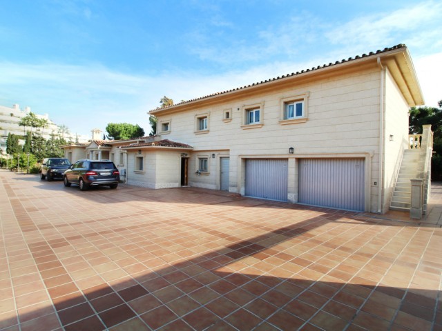 8 Schlafzimmer Villa in Guadalmina Baja