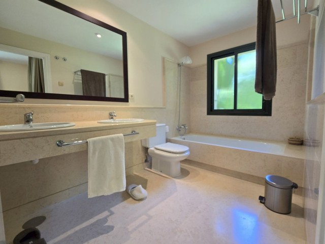 2 Bedrooms Apartment in Benahavís