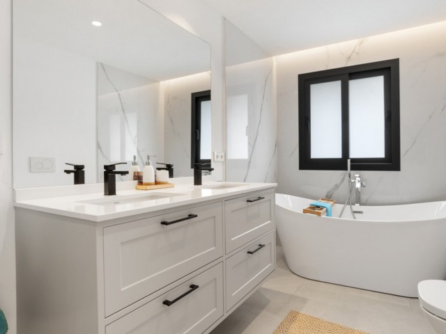 5 Bedrooms Villa in Benahavís