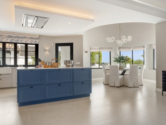 5 Bedrooms Villa in Benahavís