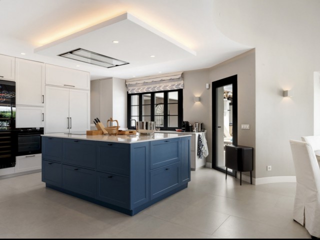 5 Bedrooms Villa in Benahavís