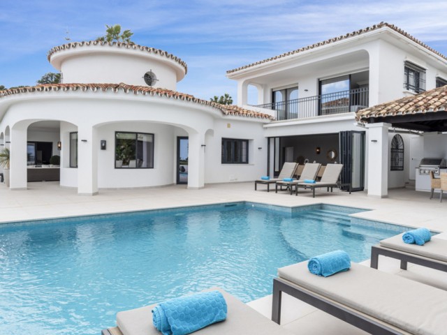 5 Bedrooms Villa in Benahavís