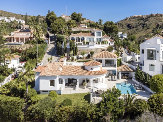 5 Bedrooms Villa in Benahavís