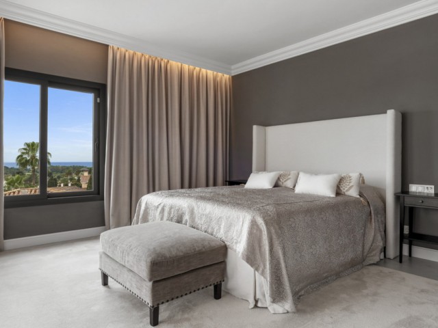 5 Bedrooms Villa in Benahavís