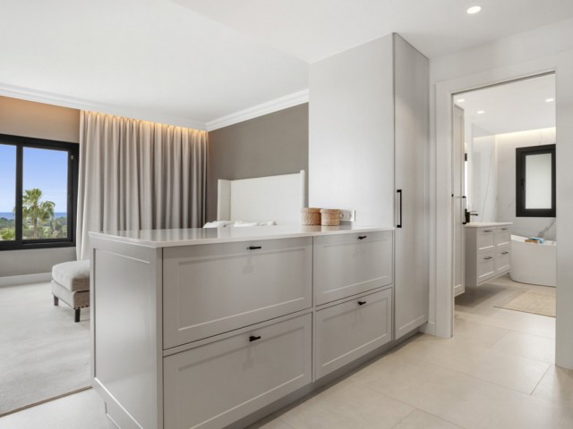 5 Bedrooms Villa in Benahavís