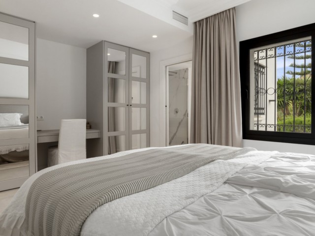 5 Bedrooms Villa in Benahavís