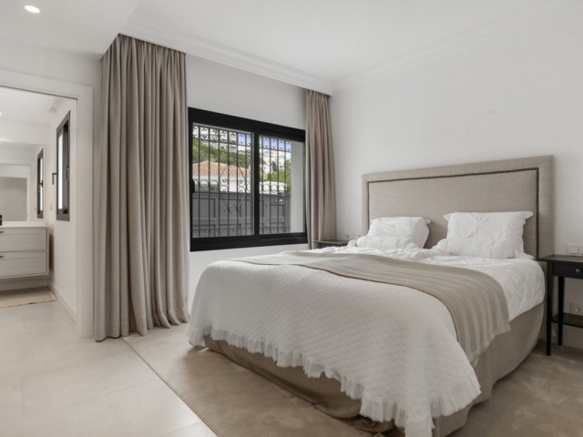 5 Bedrooms Villa in Benahavís