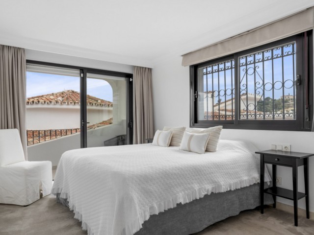 5 Bedrooms Villa in Benahavís