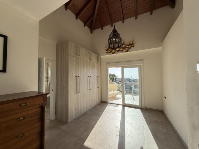 Villa con 5 Dormitorios  en Estepona