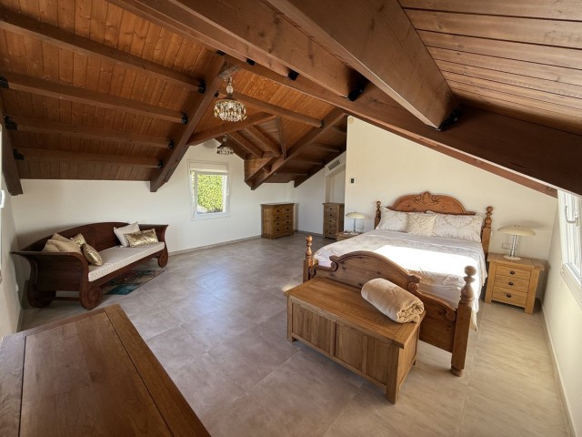 Villa con 5 Dormitorios  en Estepona