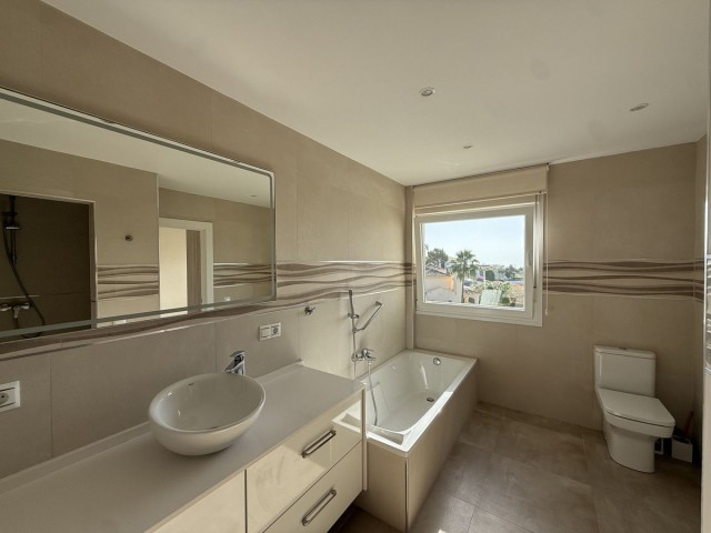 Villa con 5 Dormitorios  en Estepona