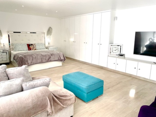 Villa con 5 Dormitorios  en Estepona