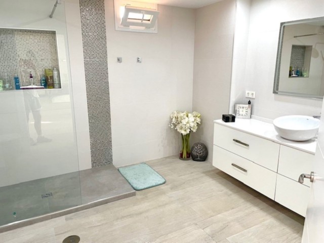 Villa con 5 Dormitorios  en Estepona