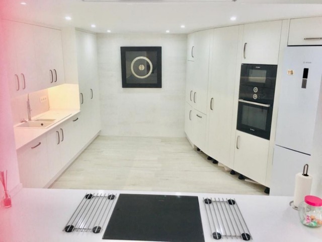 Villa con 5 Dormitorios  en Estepona