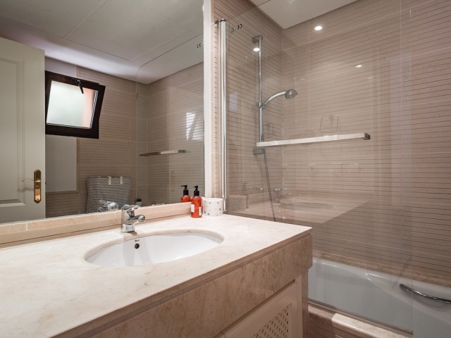 2 Bedrooms Apartment in Benahavís