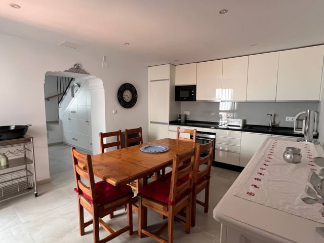 Adosado con 4 Dormitorios  en Alhaurín el Grande