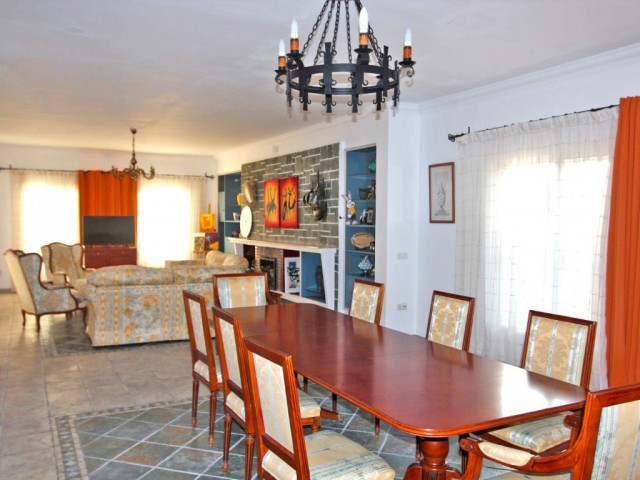 10 Makuuhuoneen Huvila Elviria