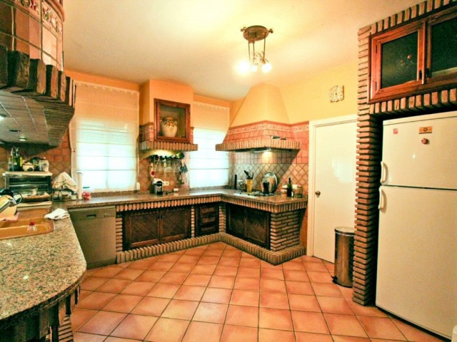 10 Bedrooms Villa in Elviria