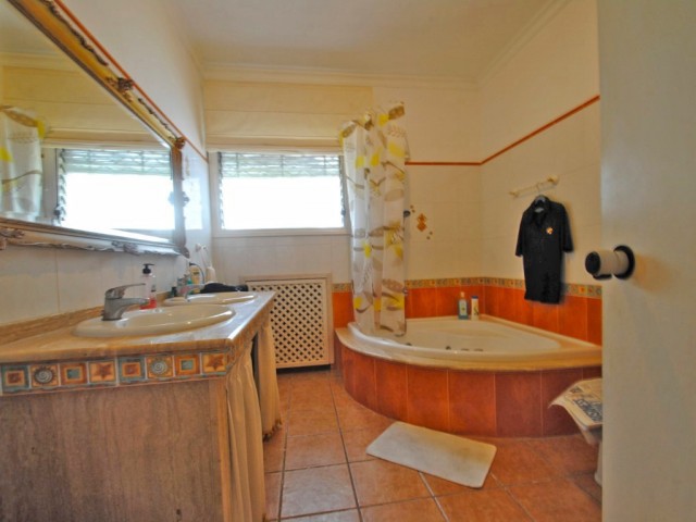 10 Bedrooms Villa in Elviria