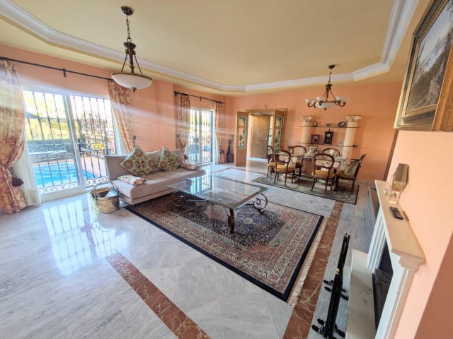 Villa con 5 Dormitorios  en Málaga