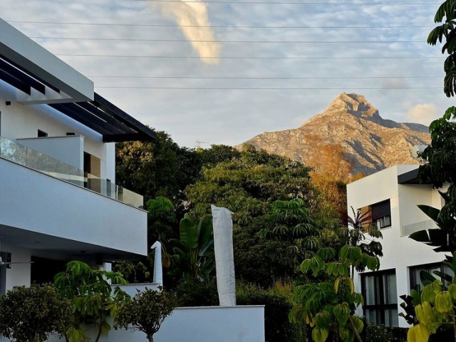 Maison mitoyenne avec 3 Chambres  à Nueva Andalucía