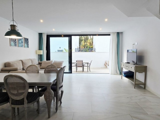 Maison mitoyenne avec 3 Chambres  à Nueva Andalucía