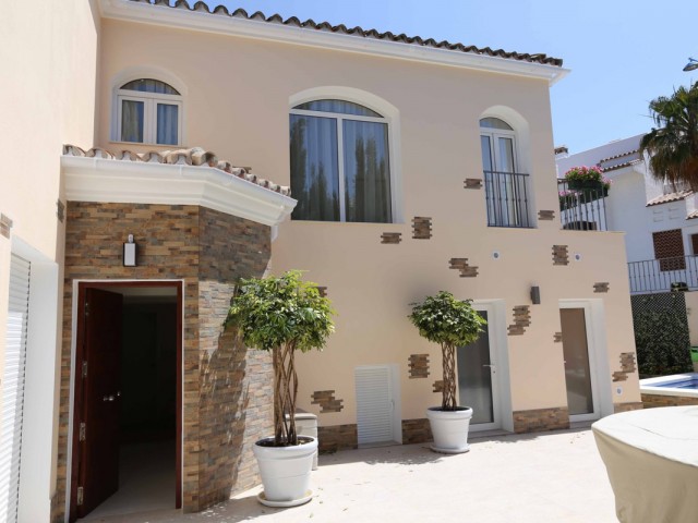 4 Bedrooms Villa in San Pedro de Alcántara