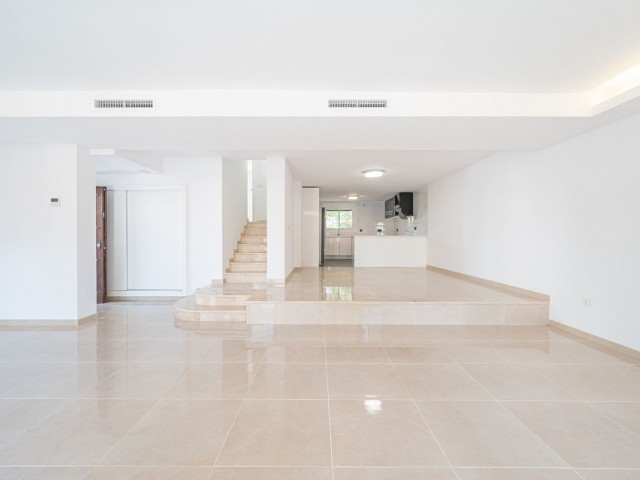 Maison mitoyenne avec 3 Chambres  à Nueva Andalucía